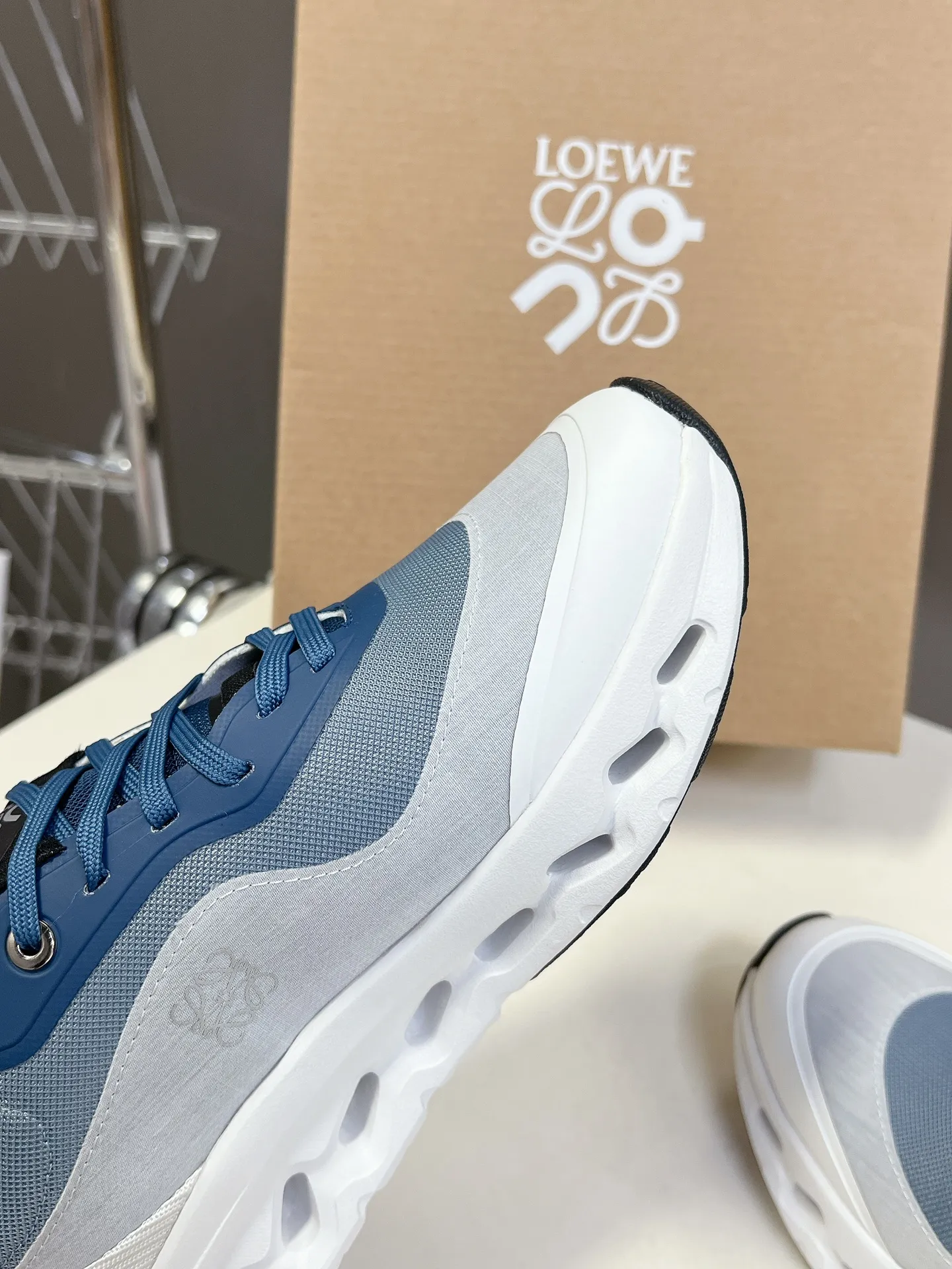 👟👟Ex-factory price 640👟👟 Loewe x on cioudtilt2.0 running shoes‼ ️Couple model Loewe Made from recycled polyester and mesh, it features an exclusive rubber sole with Loewe's classic logo printed on the side and full-coverage seam details. This cooperation combines ON's professional technology with Loewe's exquisite craftsmanship, and uses it in the production and design, specially designed for urban life and outdoor sports. Code number: 35-40, male 39-44